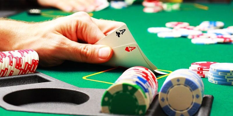 Các phụ kiện trong bộ bài Poker